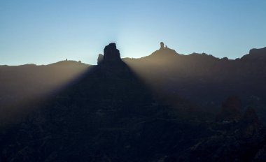 Gran Canaria, Aralık, Las Huelva'daki, muhteşem kış gündönümü gündoğumu kaya oluşumu Roque Acusa sezen, gölge konisi atma rock görüldüğü gibi Bentayga üzerinde