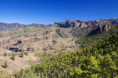 Gran Canaria, Aralık, görüntülemek Inagua sıkı doğa rezerv kayalık ikonik Roque Nublo Morro de Pajonales sağa doğru bir yürüyüş yolundan