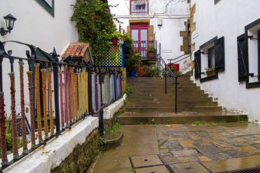 Bilbao, Ekim, yarnbombing sokakta yağmurlu gün