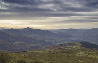 Cantabria, inişli çıkışlı tepeler, öğleden sonra ışık yolunu Monte Cilda hiking dan görünüm