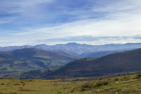 Cantabria Tepeler Haddeleme Monte Cilda Için Yol Hiking Dan Görünüm — Stok fotoğraf