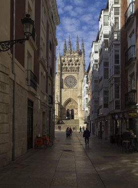 Burgos, İspanya - Kasım 04: Ziyaretçi Saint Mary Katedrali Burgos, kapılar üzerinde 04 Kasım 2018 Burgos, İspanya giriyoruz