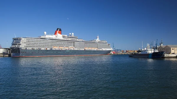 Las Palmas, İspanya - 18 Aralık: Kraliçe Victoria gemisi Puerto de la Luz için yapılan üzerinde 18 Aralık 2018 Las Palmas de Gran Canaria, İspanya dayandığı