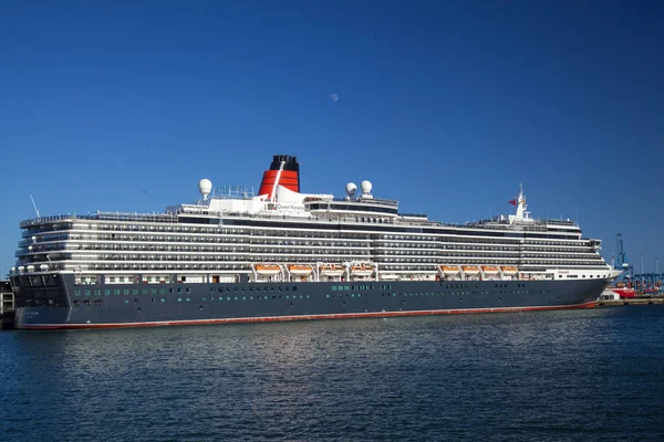 Las Palmas, İspanya - 18 Aralık: Kraliçe Victoria gemisi Puerto de la Luz için yapılan üzerinde 18 Aralık 2018 Las Palmas de Gran Canaria, İspanya dayandığı