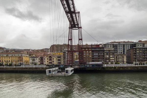 Bilbao, İspanya - 14 Ekim: Vizcaya Nervion Nehri'nin ağzında Geçiş Köprüsü dünyanın en eski transporter köprüdür, hala, October14, Bilbao, İspanya 2018 kullanılıyor