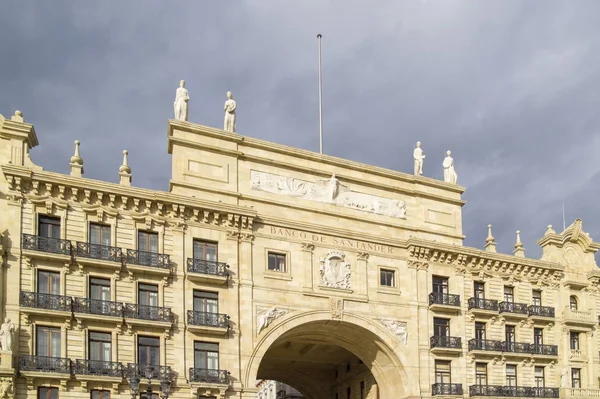 Santander Spanje November Donkere Wolken Verzamelen Achter Banco Van Santander — Stockfoto