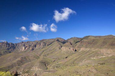 Gran Canaria, Ocak, görüntülemek Tirajana Vadisi, volkanik manzara karşısında kayalıklarla Riscos de Tirajana içinde belgili tanımlık geçmiş