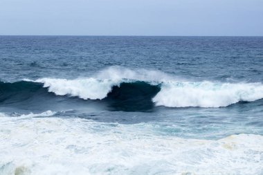 Gran Canaria'nın kıyılarında tarafından kırma köpüklü okyanus dalgalarının doğal arka plan