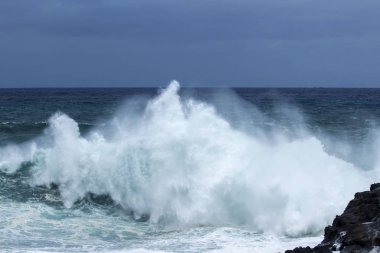Gran Canaria'nın kıyılarında tarafından kırma köpüklü okyanus dalgalarının doğal arka plan
