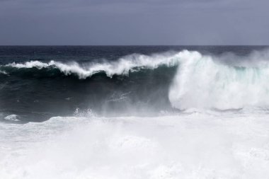 Gran Canaria'nın kıyılarında tarafından kırma köpüklü okyanus dalgalarının doğal arka plan