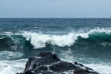 Gran Canaria'nın kıyılarında tarafından kırma köpüklü okyanus dalgalarının doğal arka plan