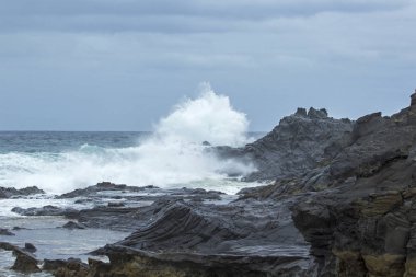 Gran Canaria'nın kıyılarında tarafından kırma köpüklü okyanus dalgalarının doğal arka plan
