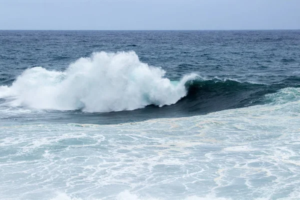 グラン カナリア島の海岸で波が泡立つ海の自然な背景 — ストック写真
