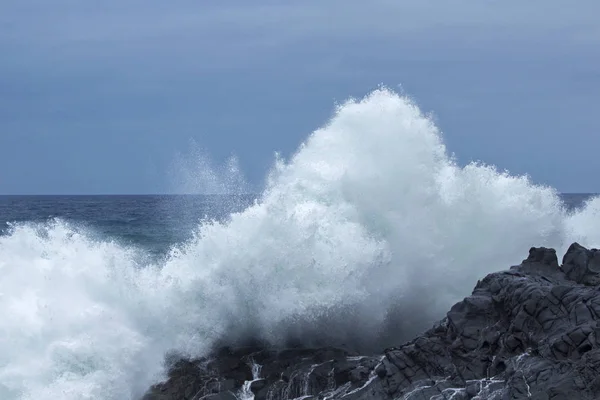 Gran Canaria Nın Kıyılarında Tarafından Kırma Köpüklü Okyanus Dalgalarının Doğal — Stok fotoğraf