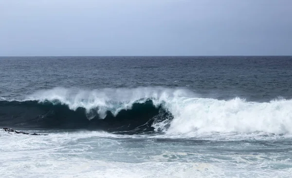 Fundo Natural Ondas Oceânicas Espumosas Que Rompem Pelas Margens Gran — Fotografia de Stock