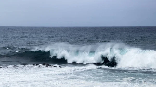 Natürlicher Hintergrund Schäumender Meereswellen Die Den Küsten Gran Canarias Brechen — Stockfoto