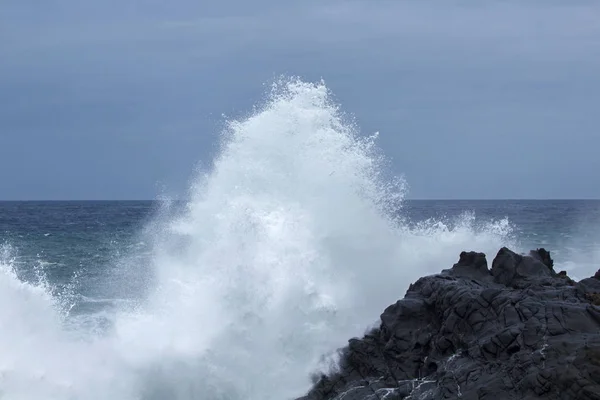 Sfondo Naturale Onde Oceaniche Schiumose Che Infrangono Sulle Rive Gran — Foto Stock