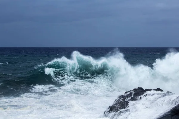 Natürlicher Hintergrund Schäumender Meereswellen Die Den Küsten Gran Canarias Brechen — Stockfoto