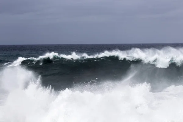 Natürlicher Hintergrund Schäumender Meereswellen Die Den Küsten Gran Canarias Brechen — Stockfoto