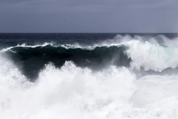 グラン カナリア島の海岸で波が泡立つ海の自然な背景 — ストック写真