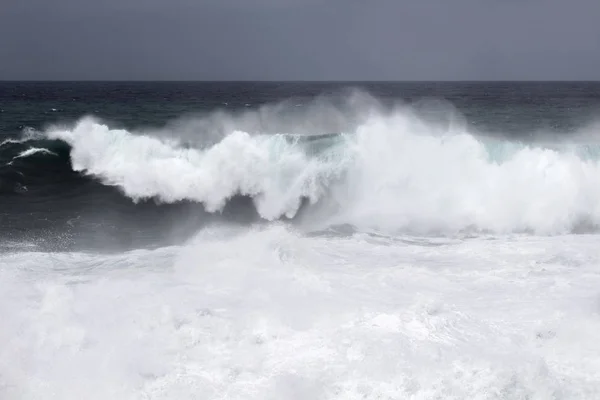 Natürlicher Hintergrund Schäumender Meereswellen Die Den Küsten Gran Canarias Brechen — Stockfoto