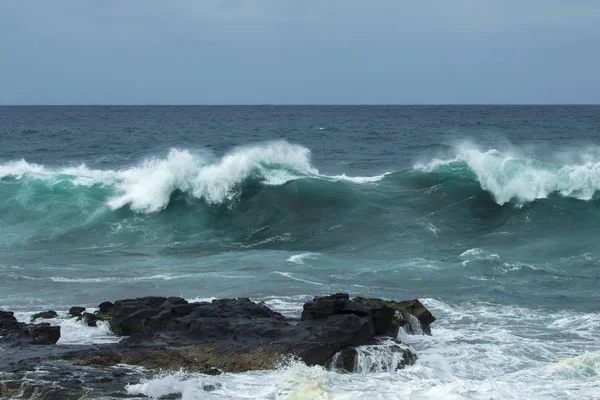 在大加那利岛海岸破浪的泡沫海浪的自然背景 — 图库照片