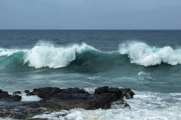 Natürlicher Hintergrund Schäumender Meereswellen Die Den Küsten Gran Canarias Brechen — Stockfoto