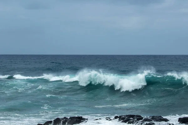 Naturlig Bakgrund Skummande Havsvågor Att Bryta Vid Stranden Gran Canaria — Stockfoto