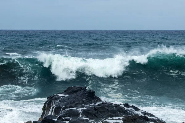 Natürlicher Hintergrund Schäumender Meereswellen Die Den Küsten Gran Canarias Brechen — Stockfoto