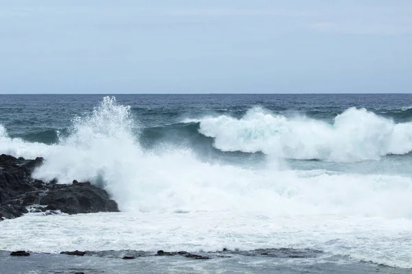 Přírodní Pozadí Pěnivých Mořských Vln Překonal Pobřeží Gran Canaria — Stock fotografie