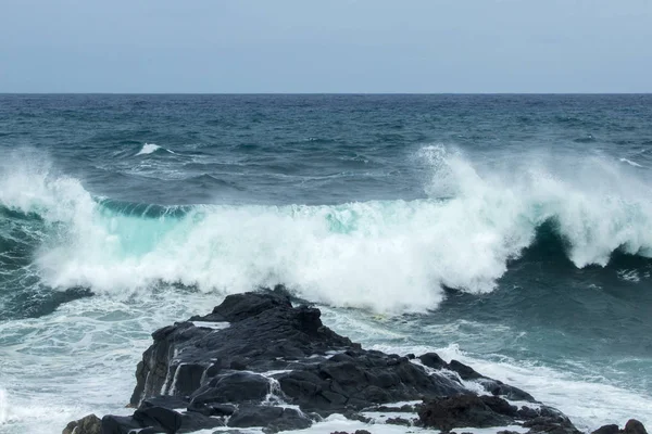 Gran Canaria Nın Kıyılarında Tarafından Kırma Köpüklü Okyanus Dalgalarının Doğal — Stok fotoğraf