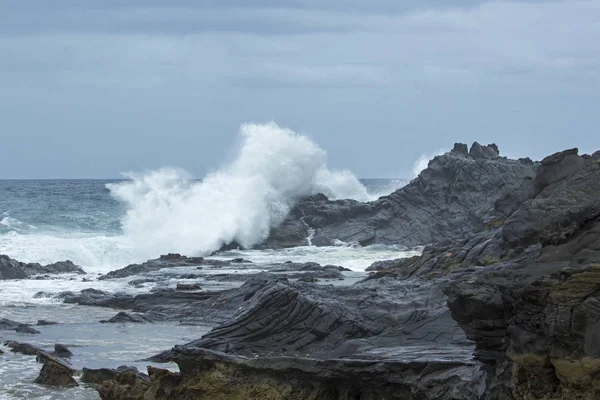 Naturlig Bakgrund Skummande Havsvågor Att Bryta Vid Stranden Gran Canaria — Stockfoto