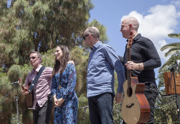 Julie Fowlis and her band — Stock Photo, Image