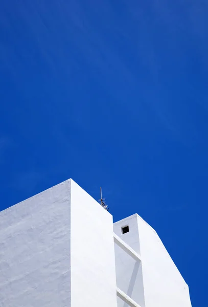 Witte gebouw tegen blauwe hemel — Stockfoto