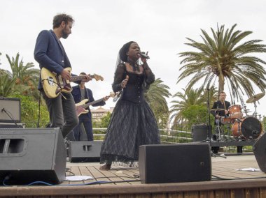 Fransız-Haitili şarkıcı Moonlight Benjamin