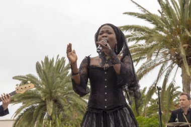 Fransız-Haitili şarkıcı Moonlight Benjamin