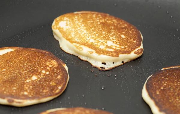 Dicke Pfannkuchen zubereiten — Stockfoto