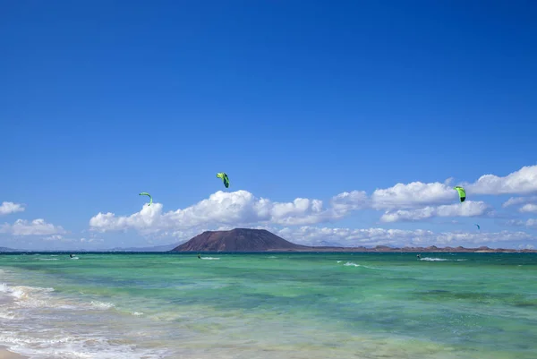 Kitesurf (kiteboarding) presso la spiaggia Bandiera Corralejo — Foto Stock