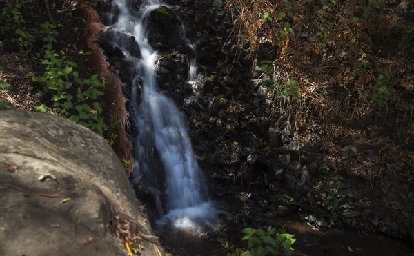 Gran Canaria, Barranco de los Cernicalo ravina, pequeno riacho — Fotografia de Stock