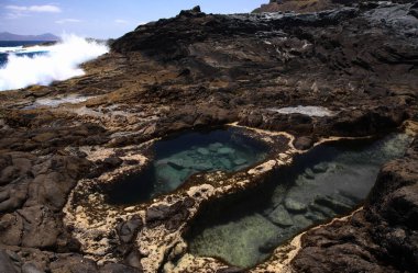 Gran Canaria 'nın kuzey kıyısı, Kanarya Adaları, Banaderos bölgesindeki lav tarlalarında doğal yüzme havuzları