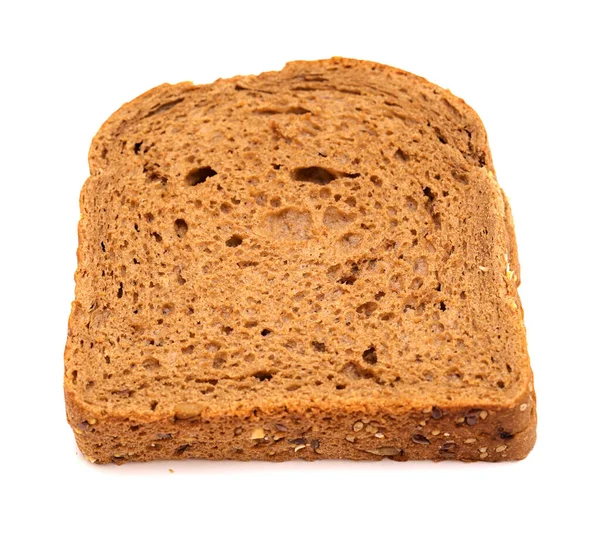 在白面包上分离的切片黑麦面包 — 图库照片