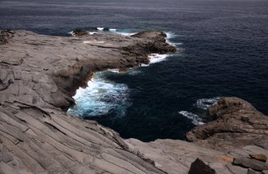 Gran Canaria 'nın kuzey kıyısı, Banaderos bölgesinin lav tarlaları, Montana de Arucas patlamasından dolayı gri dokulu lav.