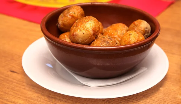 Klassische Kanarische Tapa Papas Arrugadas Runzelige Kartoffeln Mit Roter Mojo — Stockfoto
