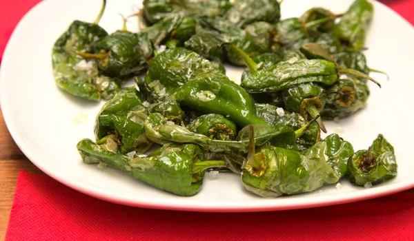 Tapa Espanhola Clássica Pimentas Verdes Pequenas Fritas Com Sal Mar — Fotografia de Stock