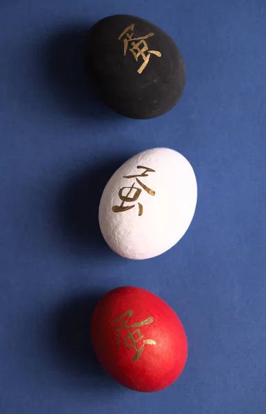 中国語または日本のシンボルダン 卵を意味し カラフルな卵に描かれた — ストック写真