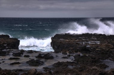 Gran Canaria 'nın kuzey batı kıyısı, Kanarya Adaları, Puerto de las Nieves bölgesi, uçan deniz köpüğü
