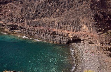Büyük Kanarya, Agaete belediyesinin dik kıyı şeridi, Playa del Juncal plajına giden yol. 