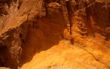 Muhteşem Montana Amarilla, Sarı Dağ, La Graciosa, Kanarya Adaları 'ndaki volkanik kayaların farklı renkleri.