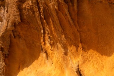 Muhteşem Montana Amarilla, Sarı Dağ, La Graciosa, Kanarya Adaları 'ndaki volkanik kayaların farklı renkleri.