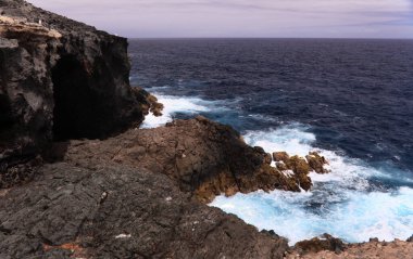 Gran Canaria 'nın kuzey kıyısı, Kanarya Adaları volkanik Arucas kıyı şeridi boyunca uzanan kıyı yolu.